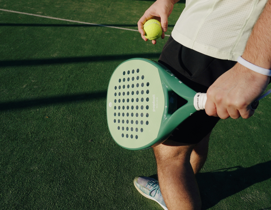 Jugador con pala de pádel Melon